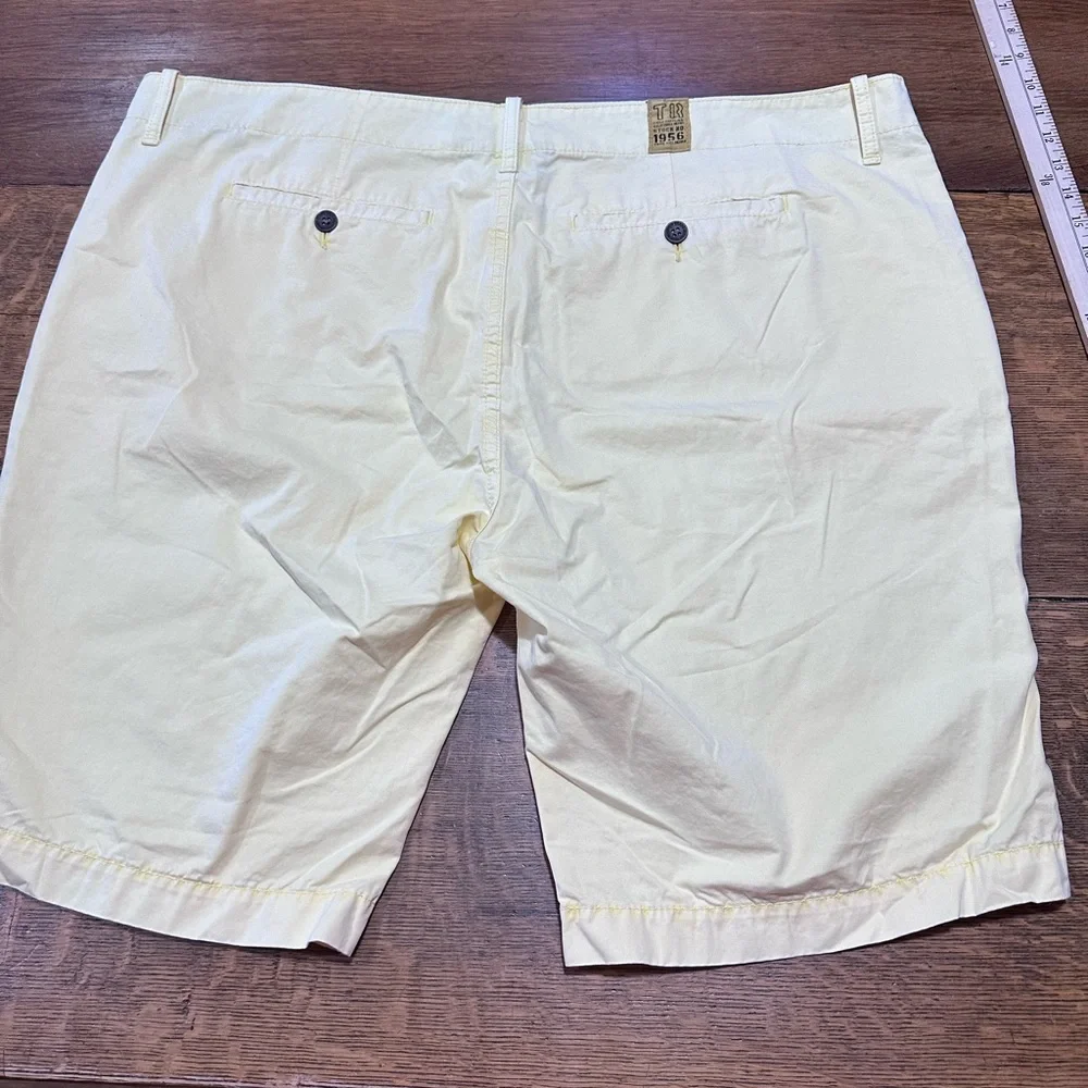 True Religion butter yellow men’s shorts sz 44 vacation resort wear‎